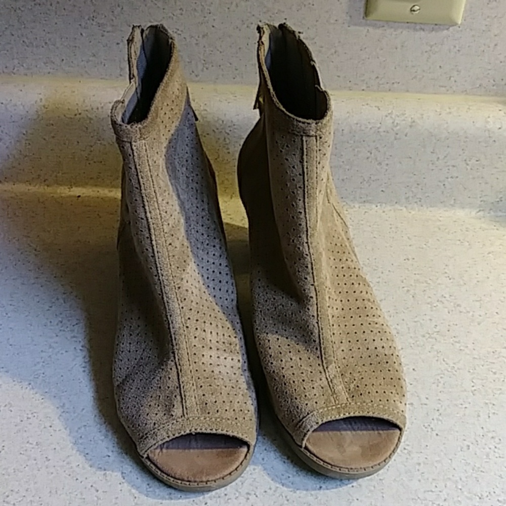 Shoes - Picture 3 of 4